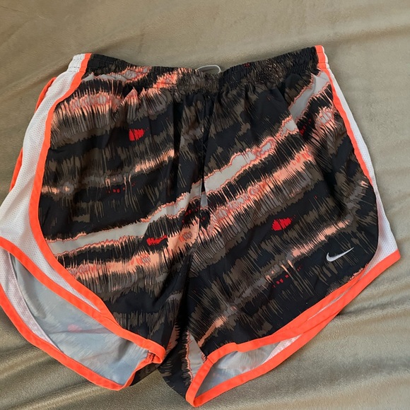 Women’s Nike shorts medium - Picture 1 of 2